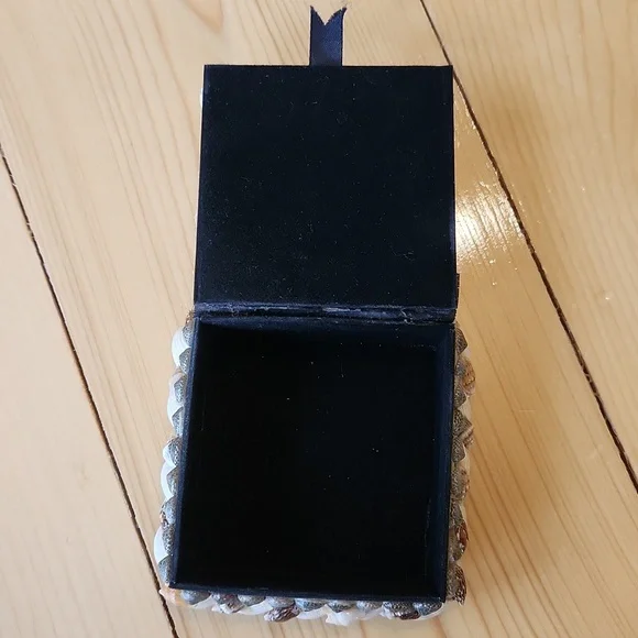 Sea Shell Box Trinkets Jewelry - Picture 4 of 12